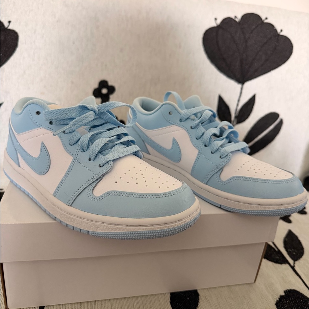 Jordan WMNS Low Top Sneakers in White/Light Blue